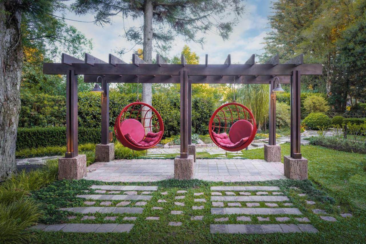 Bavaria Sport Hotel Gramado Esterno foto Pergola with hanging chairs