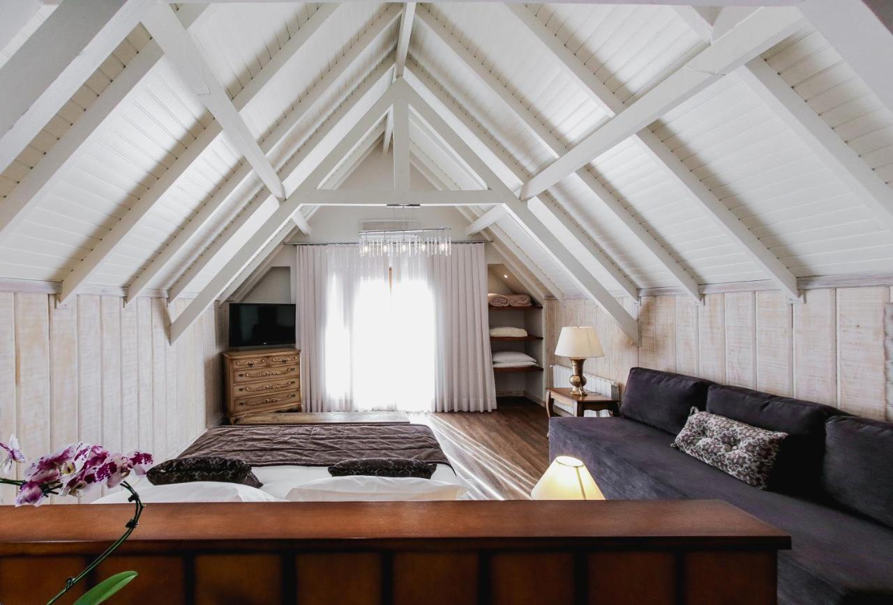 Bavaria Sport Hotel Gramado Esterno foto A room in the attic of a house
